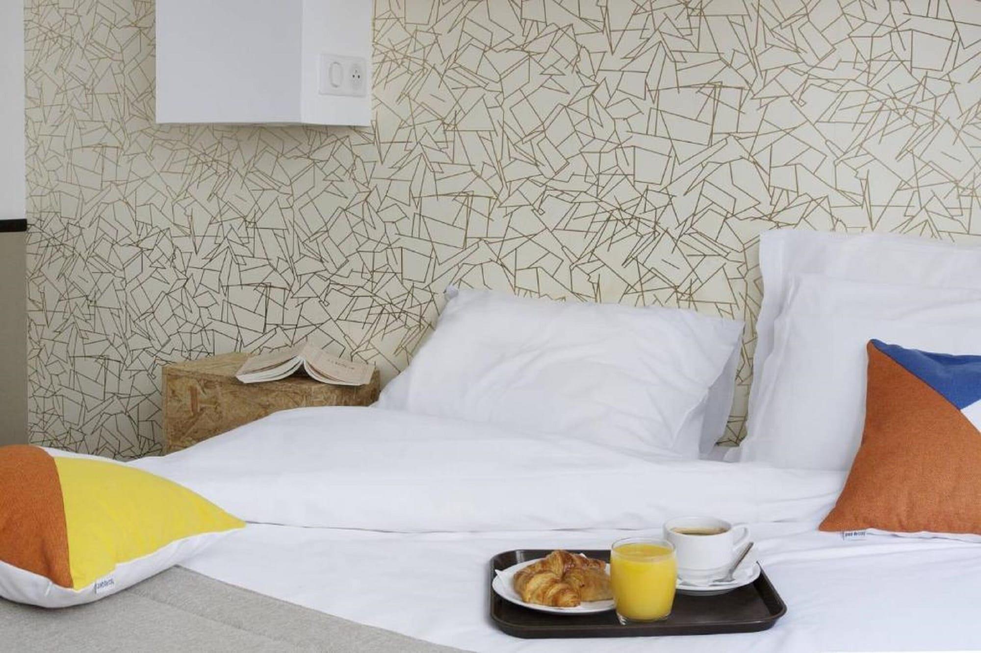 Hotel Izzy Иси-ле-Мулино Екстериор снимка
