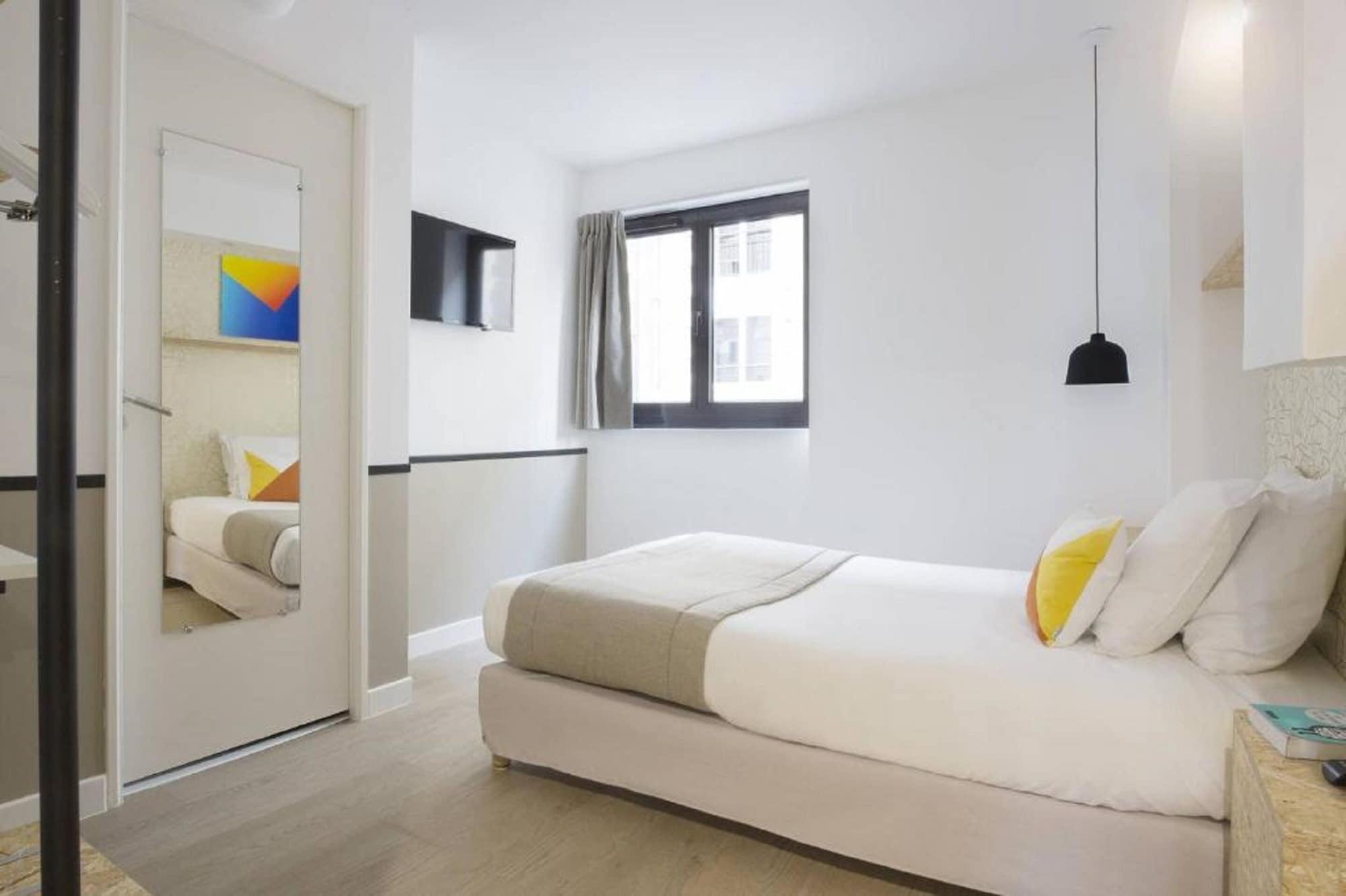 Hotel Izzy Иси-ле-Мулино Екстериор снимка