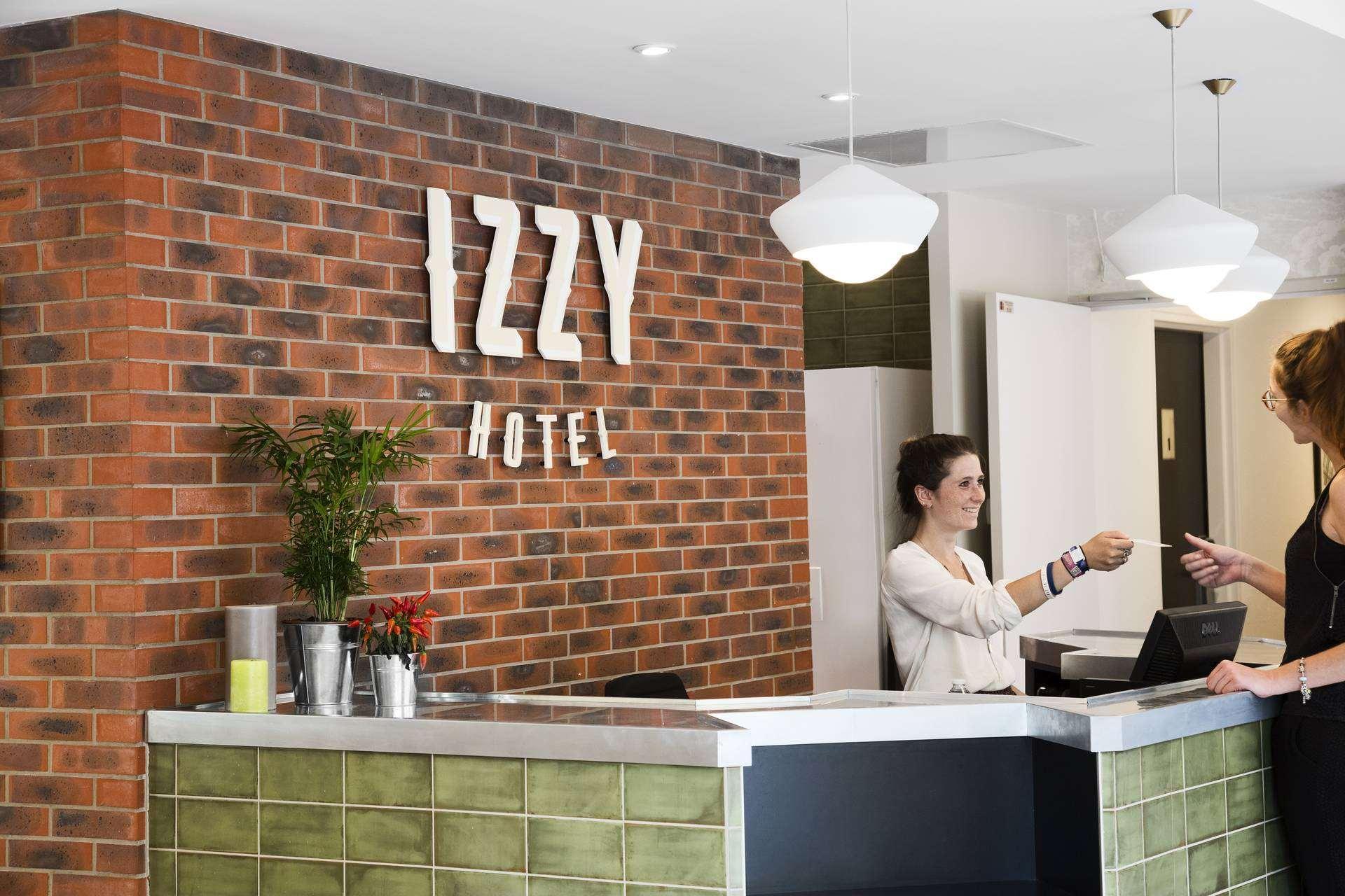Hotel Izzy Иси-ле-Мулино Екстериор снимка