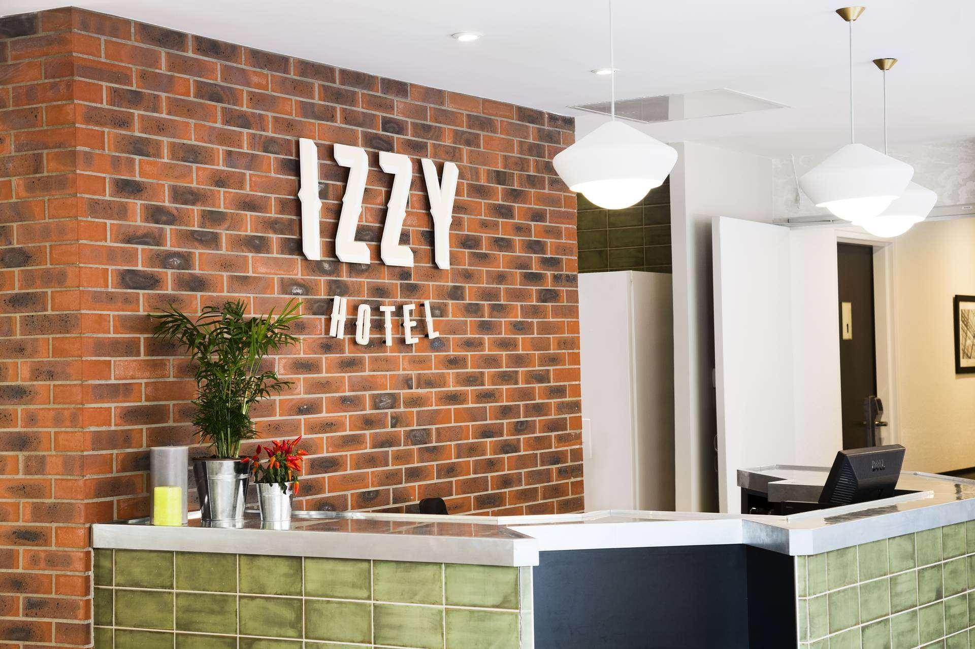 Hotel Izzy Иси-ле-Мулино Екстериор снимка