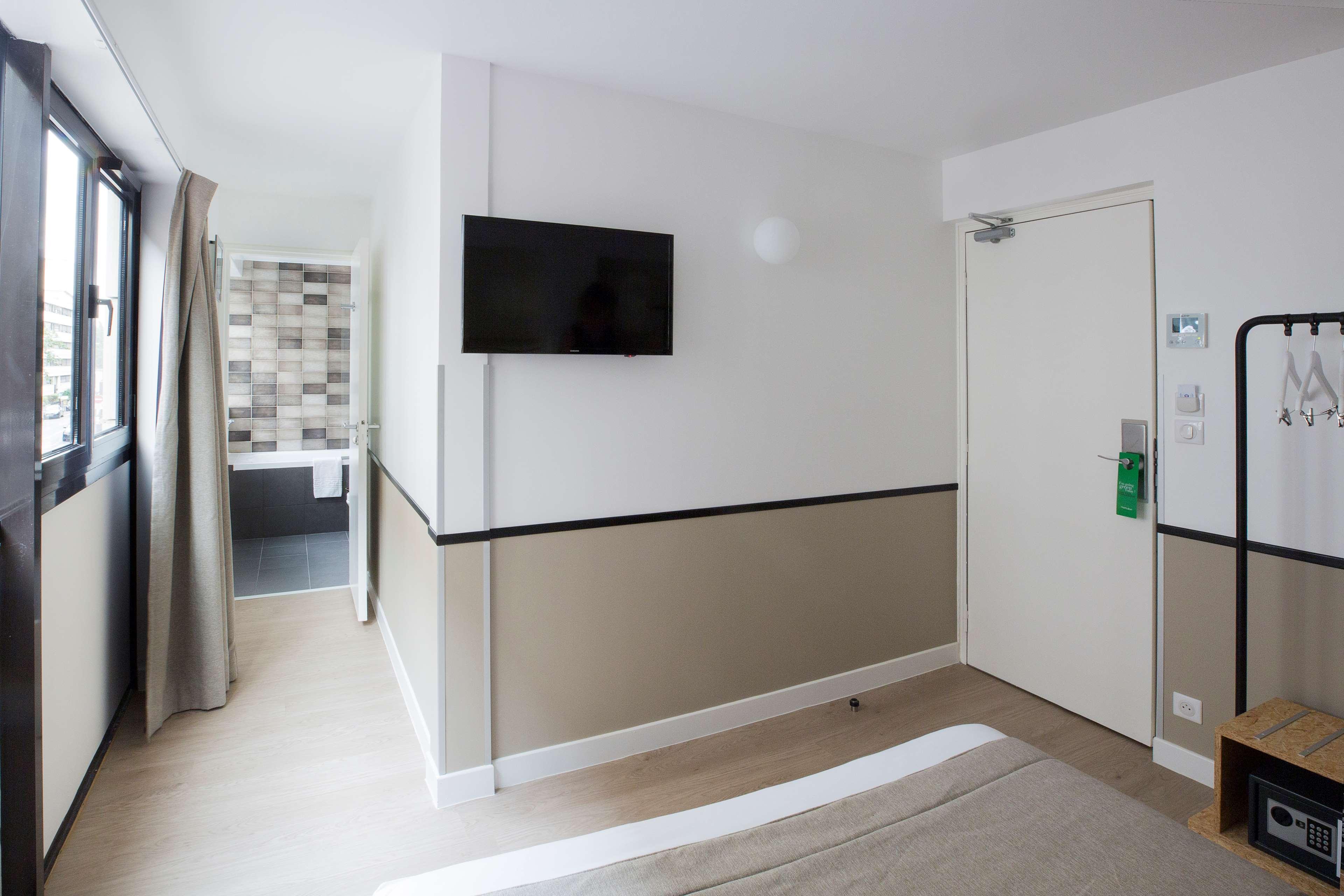 Hotel Izzy Иси-ле-Мулино Екстериор снимка