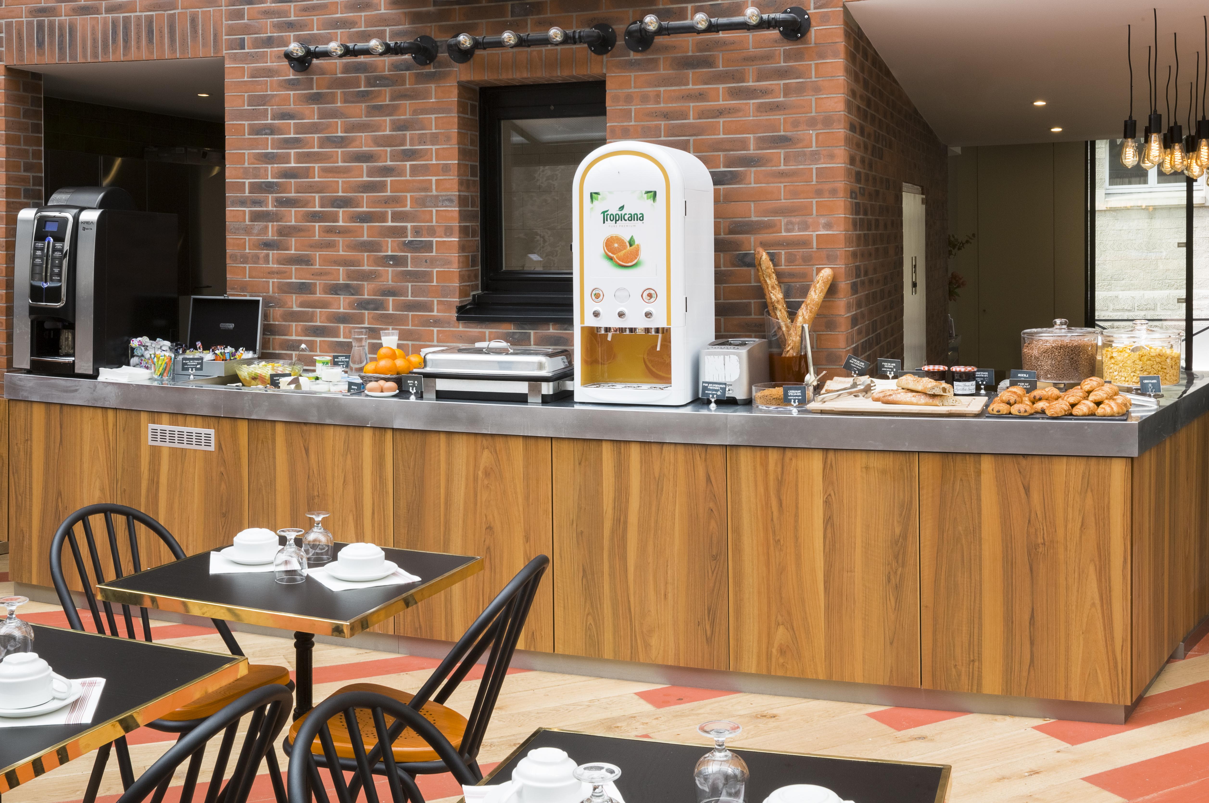 Hotel Izzy Иси-ле-Мулино Екстериор снимка