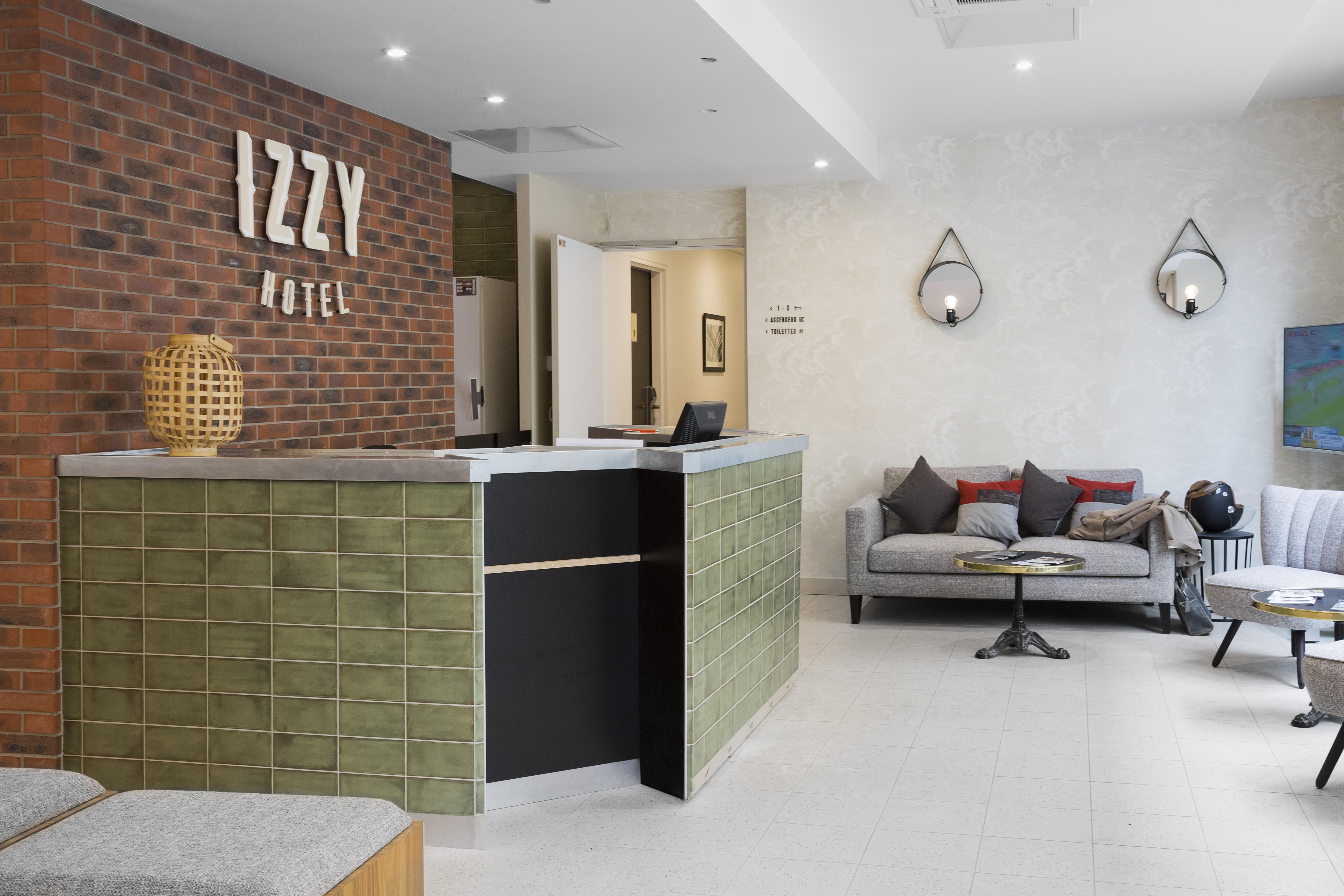 Hotel Izzy Иси-ле-Мулино Екстериор снимка