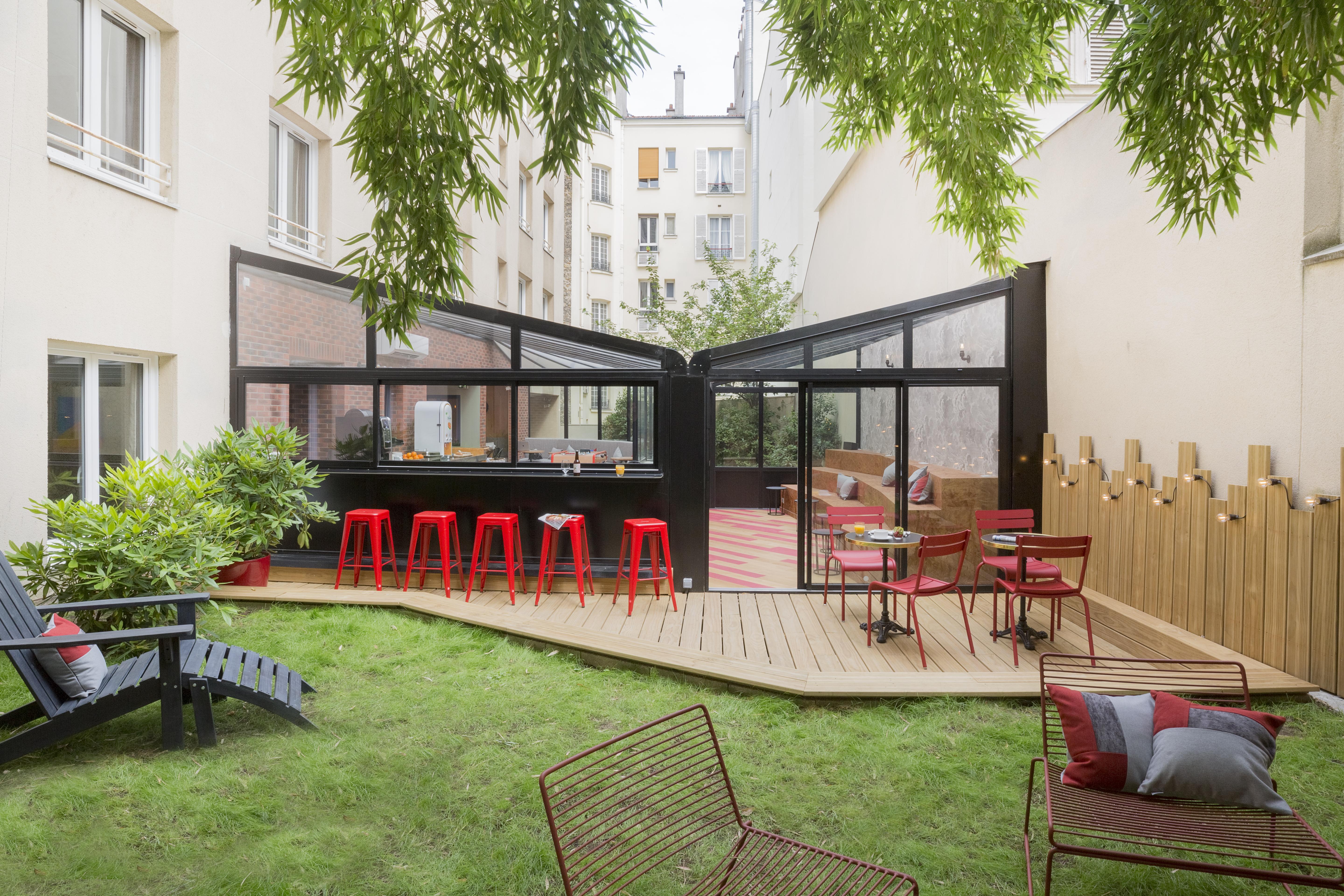 Hotel Izzy Иси-ле-Мулино Екстериор снимка