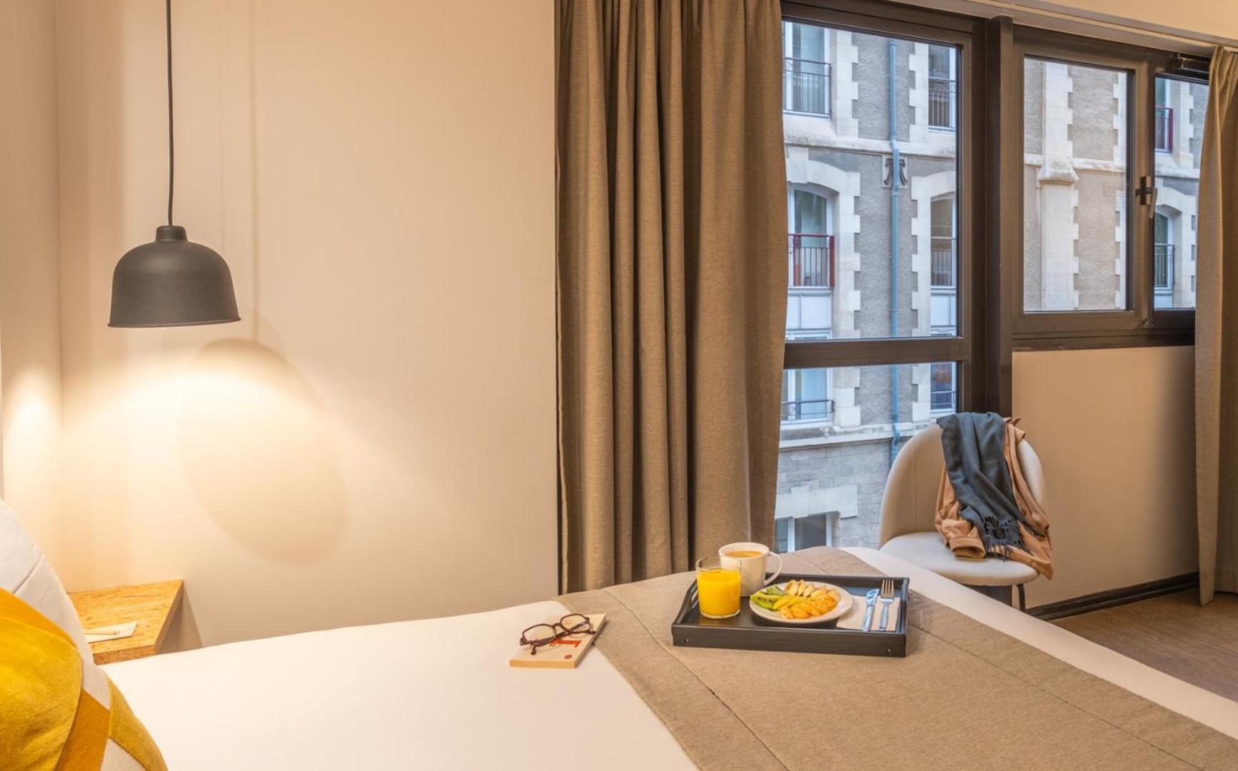 Hotel Izzy Иси-ле-Мулино Екстериор снимка