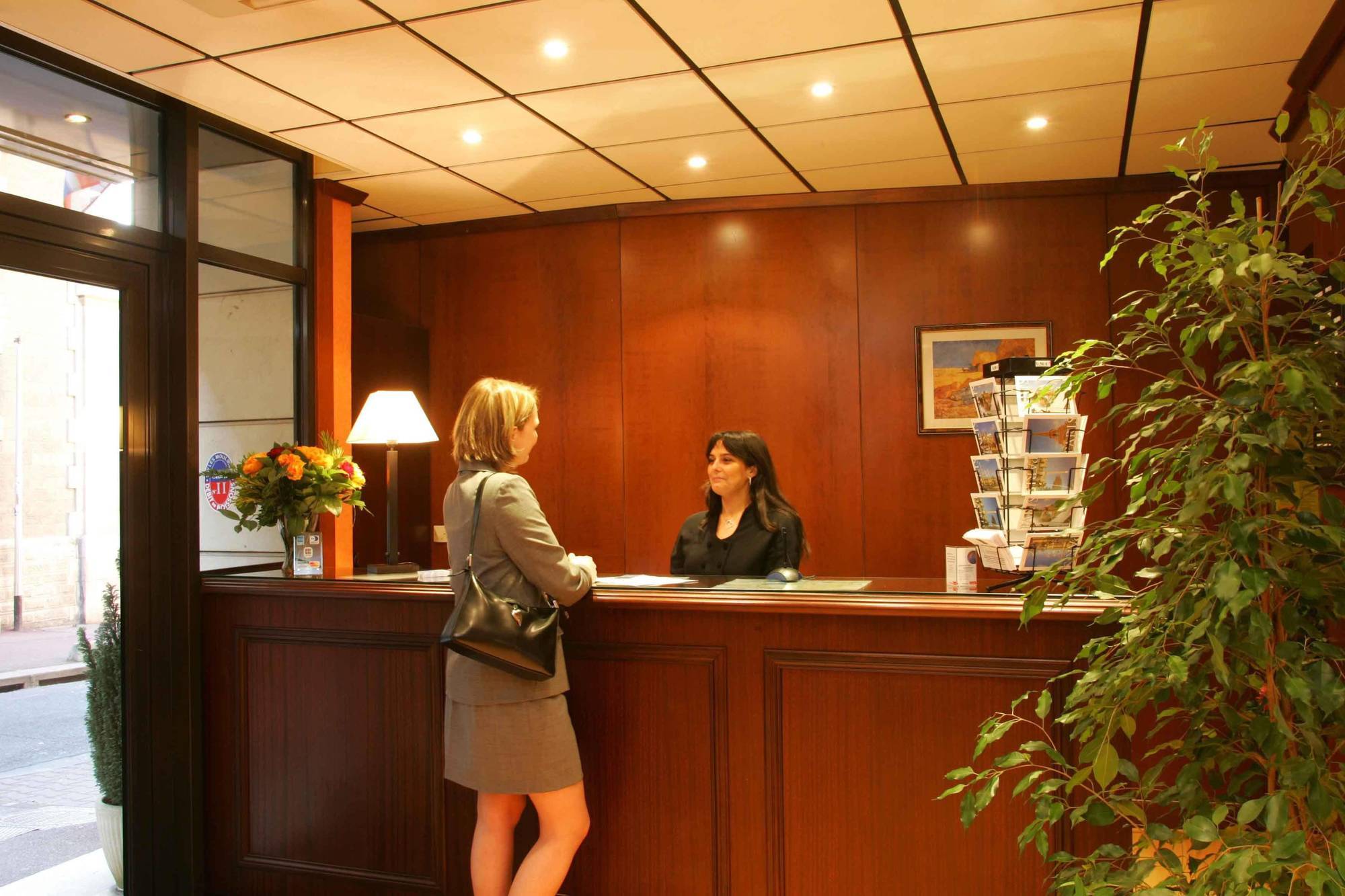 Hotel Izzy Иси-ле-Мулино Екстериор снимка