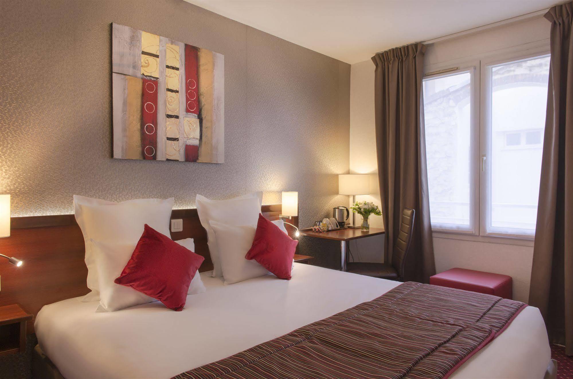 Hotel Izzy Иси-ле-Мулино Стая снимка