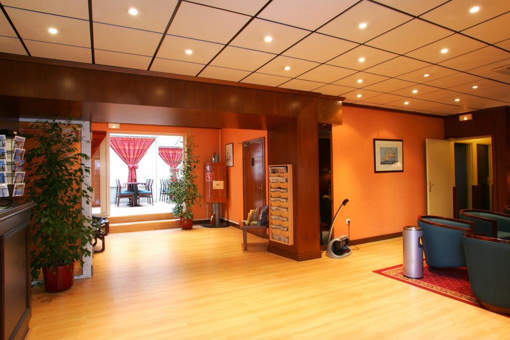 Hotel Izzy Иси-ле-Мулино Екстериор снимка