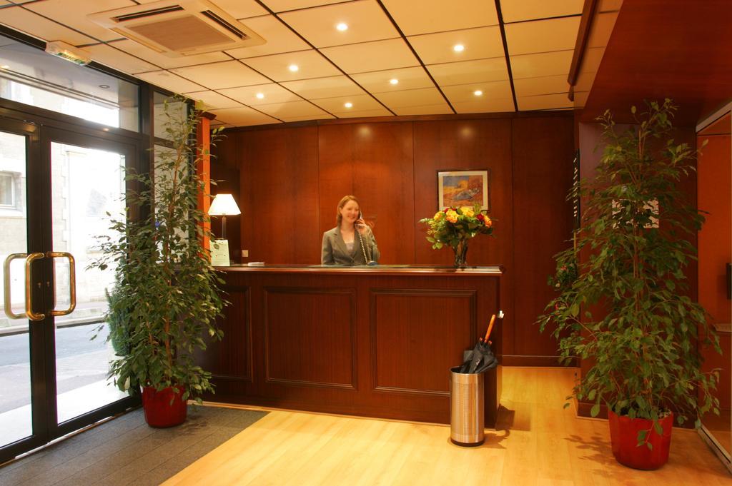 Hotel Izzy Иси-ле-Мулино Екстериор снимка