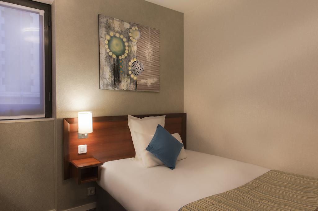 Hotel Izzy Иси-ле-Мулино Екстериор снимка